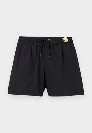Sorte badeshorts med elastisk midjebånd, svart snor og et lite gullfarget smileyfjesemblem på høyre side.