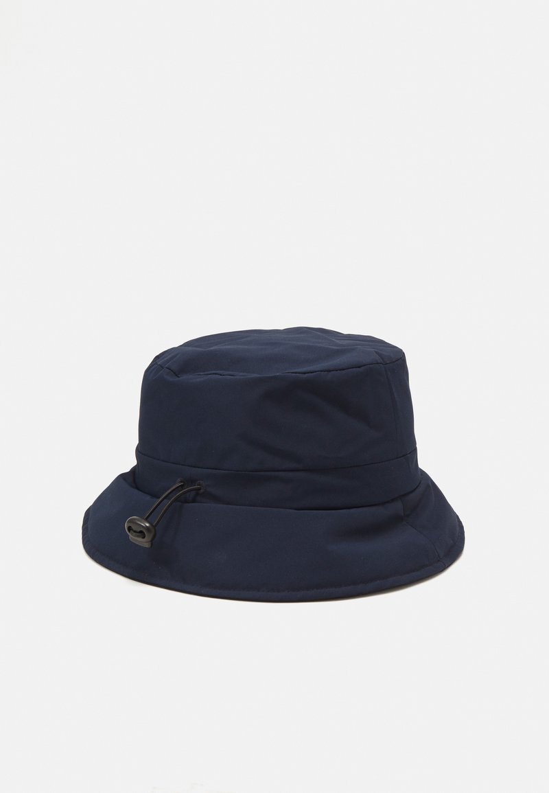 Sombrero tipo bucket de color azul marino, fabricado con tela resistente al agua, que cuenta con un cordón con un regulador y un ala ancha y flexible.