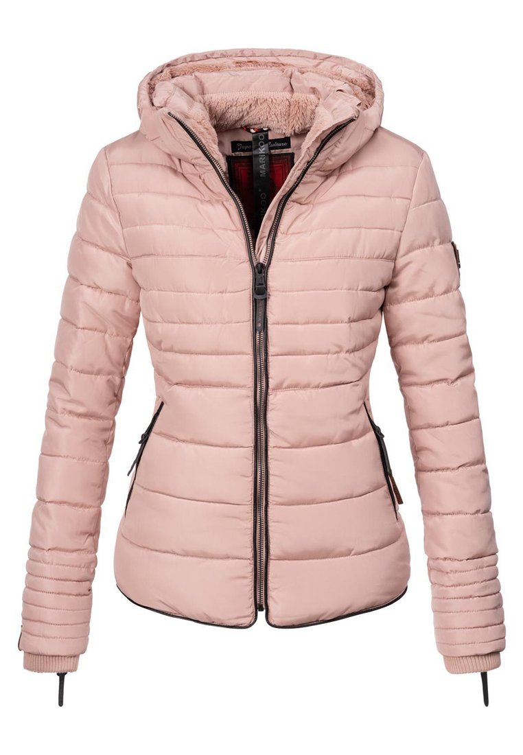 Chaqueta acolchada rosa con capucha, con cierre de cremallera, bolsillos laterales y puños de canalé. Forro interior suave y textura acolchada.