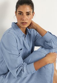 Cellbes of Sweden WITH SIDE POCKETS - Jeansklänning - medium blue denim