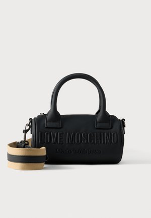 Borsa sintetica nera con due manici corti, logo "LOVE MOSCHINO" in rilievo, tracolla staccabile e dettaglio beige. Forma arrotondata con texture liscia.