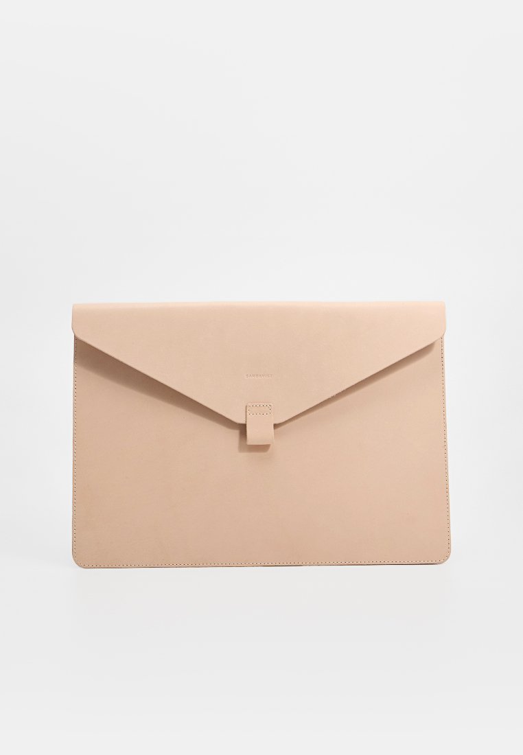 Bolso sobre de cuero beige con una textura suave, tapa plegable y cierre de botón. Presenta líneas limpias y un diseño minimalista.