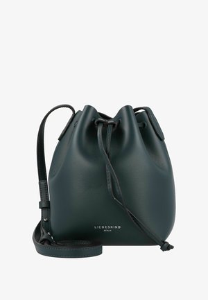 Zielona skórzana torebka w kształcie wiadra z zaciąganym zapięciem, regulowanym paskiem, gładką fakturą i metalicznym logo z przodu.