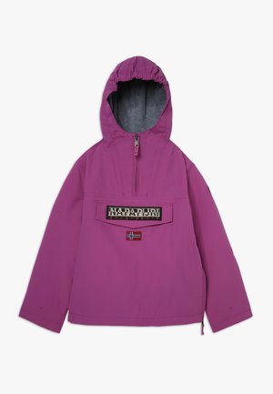 Fioletowa kurtka z kapturem, zapinana z przodu na zamek, z klapką na kieszeni, ozdobiona logo Napapijri oraz małą naszywką z norweską flagą.