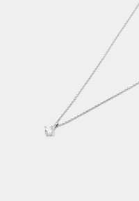 Sølvsnor halskæde med en vedhæng, der har en klar ædelsten, designet i en minimalistisk stil, der fremhæver geometriske former og glans.