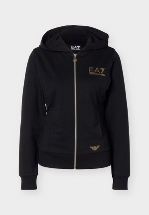 Čierna mikina na zips s kapucňou so zlatým logom "EA7 Emporio Armani" na hrudi a malým zlatým emblémom pri páse, s kapucňou a dlhými rukávmi.