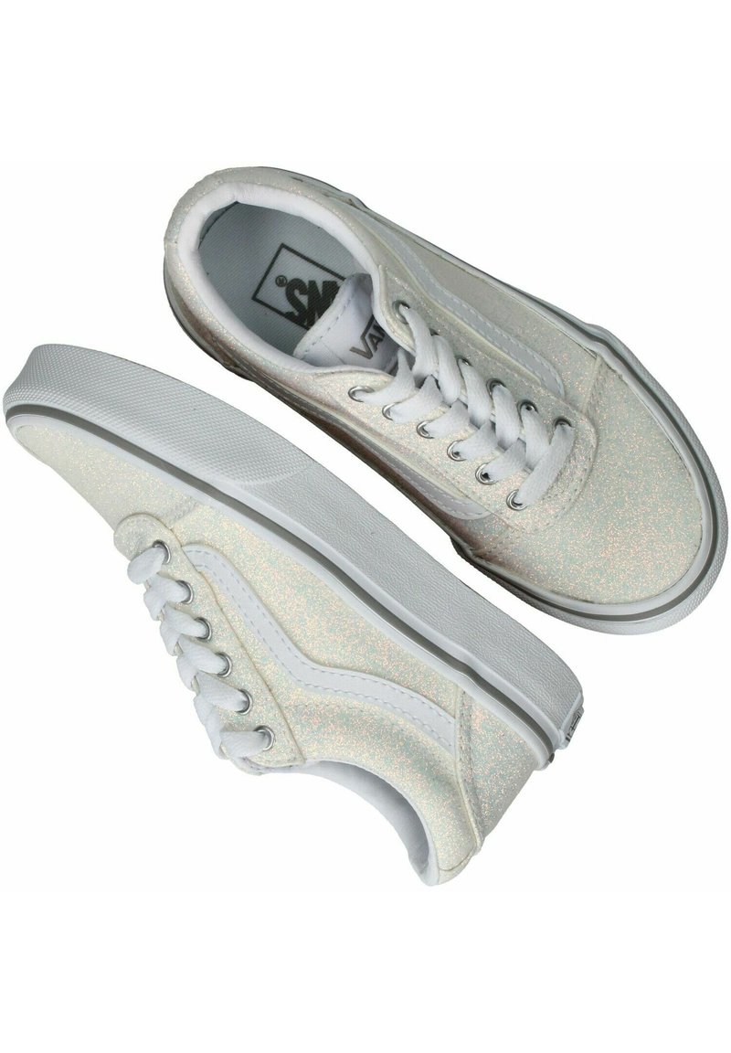 Sneakers Vans bianchi con glitter, dal design a vita bassa, dotati di lacci bianchi, suola in gomma e una finitura texturizzata sulla parte superiore.