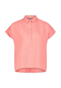 Korallinpunainen, lyhythihainen pusero, jossa on lyhyempi etu- ja pidempi takahelma, napitettu etuosa ja klassinen kaulus.