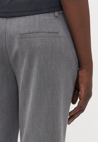 Gina Tricot Tall RELAXED TROUSERS - Stoffhose - grey melange