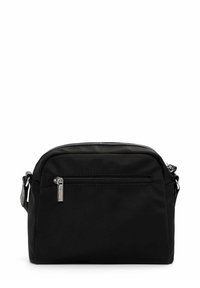 Borsa crossbody in tessuto nero con forma rettangolare, tasca frontale con zip, hardware in argento e tracolla regolabile. Texture liscia su tutta la superficie.