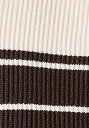 Close-up af ribbet stof med vekslende tykke mørkebrune, tynde hvide og tykke cremefarvede horisontale striber.