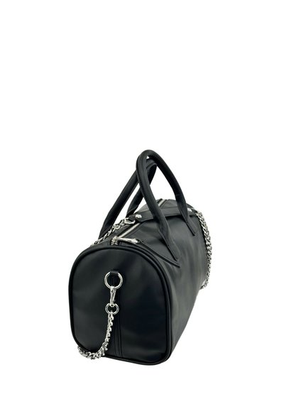 Borsa da weekend in pelle nera con doppi manici, dettaglio in catena argentata, zip frontale, forma arrotondata e superficie liscia.