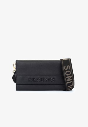 Bolso bandolera rectangular negro con logo "PIKOLINOS" en relieve y correa ancha ajustable con grabado de la marca y herrajes dorados.