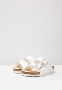 Birkenstock ARIZONA - Sandalias planas - white