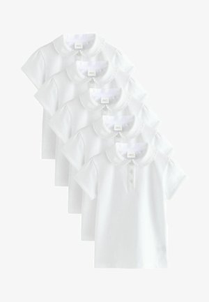 Fem hvide poloshirts med korte ærmer, afrundede kraver og knappelukning, arrangeret overlappende i faldende størrelsesorden.
