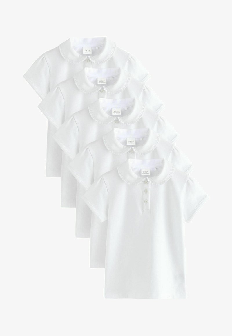 Cinq polos blancs à manches courtes avec cols arrondis et pattes de boutonnage, disposés en chevauchement par ordre décroissant de taille.