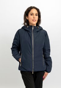 Giacca imbottita blu navy con cappuccio, dotata di zip dorata e accessori in oro, polsini elasticizzati e tasche laterali. Tessuto liscio e vestibilità casual.