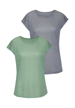 Deux T-shirts à manches courtes présentent un motif rayé. L'un est vert et l'autre est gris-bleu. Tous deux ont un col rond et une texture douce.