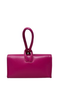 Fuchsiová kožená kabelka s hladkým povrchem, obdélníkového tvaru, s okrouhlou rukojetí nahoře a minimalistickým designem.