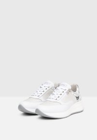 Baskets blanches en matériaux en maille et en cuir synthétique, dotées de lacets, d'une fermeture éclair, d'un bout rond et d'une semelle rembourrée.