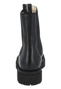 Zwarte Chelsea boots met een gladde leren buitenkant, elastische zijpanelen en een stevige rubberen zool. Voorzien van een aantrekloop aan de achterkant.