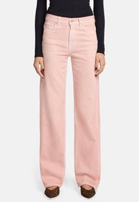 Jeans a gamba larga rosa chiaro in denim, con un classico design a cinque tasche, chiusura frontale con bottone e una texture liscia.