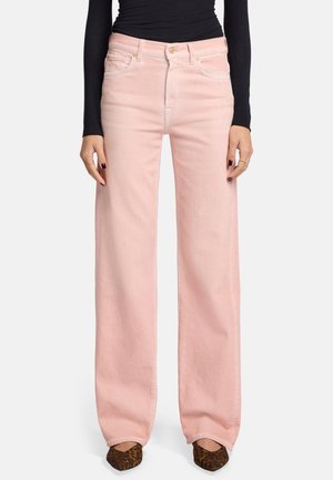 Jeans a gamba larga rosa chiaro in denim, con un classico design a cinque tasche, chiusura frontale con bottone e una texture liscia.