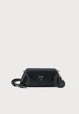 Zwarte leren Guess crossbody tas met gouden logo, verstelbare schouderband en een aangehechte hartvormige bedel op een witte achtergrond.