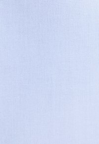 Tissu bleu clair avec une texture tissée fine et de petits fils régulièrement espacés.