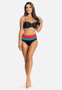 Bikini o wysokim stanie w kolorze czarnym z kolorowymi poziomymi pasami. Top ma trzy okrągłe akcenty, cienkie regulowane ramiączka oraz detal marszczenia.