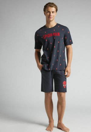 Pijamas en coton bleu marine comprenant un t-shirt avec le texte "SPIDER-MAN" rouge et de petits motifs Spider-Man, complétés par des shorts assortis avec un logo.