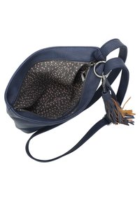 Náměstková kožená crossbody taška v námořnické modři s texturovaným povrchem, zipovým uzávěrem, podšívkou s růžovými tečkami a dekorativními třásněmi.