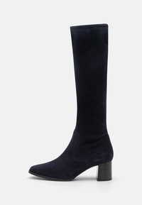 Botki z zamszu w kolorze granatowym, sięgające za kolano, z ostrym noskiem i grubym obcasem, charakteryzujące się gładką teksturą i eleganckim designem.