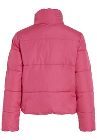 Geacă puffer roz cu guler înalt, având un design matlasat și manșete elastice. Textură netedă, croială scurtă și fără accesorii vizibile.