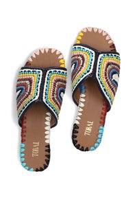Kleurige geweven slippers met een multicultureel geometrisch patroon, voorzien van een bruine leren binnenzool en decoratieve stiksels langs de randen.