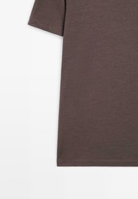 Kortærmet brun T-shirt lavet af letvægtsstof, med en afslappet pasform og subtil tekstur, lige kant og uden grafik.