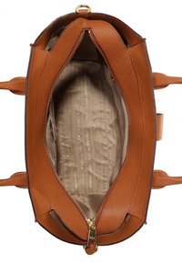 Brązowa, teksturowana skórzana torba z podwójnymi uchwytami na górze. Wnętrze wyłożone beżowym satynowym materiałem z subtelnym wzorem logo. Złoty zamek błyskawiczny z uchwytem.