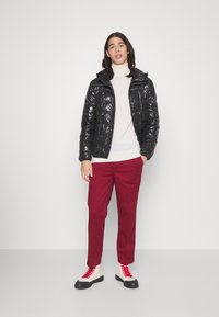 Calvin Klein SHINE QUILT JACKET HOOD - Casaco de penas - black