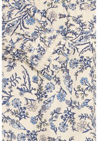 Tissu à motif floral présentant des illustrations bleues et vertes sur fond crème ; comprend une fermeture à bouton et un accent en dentelle.