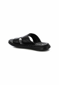 Sandal in pelle nera con tre cinturini intrecciati e una soletta testurizzata. Presenta una suola imbottita per il massimo comfort.