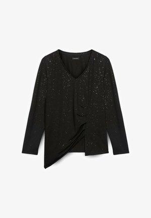 Sort langærmet top med V-udskæring, der har en rynket sidesyning og spredte metalliske prikker for tekstur og visuel interesse.