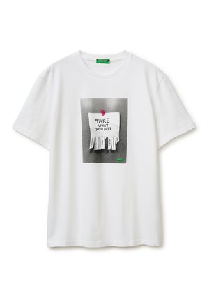 Biała koszulka z wydrukowaną notatką z napisem "Weź, czego potrzebujesz" oraz oderwanymi paskami oznaczonymi pozytywnymi słowami, takimi jak "połączenie" i "przyjaźń."