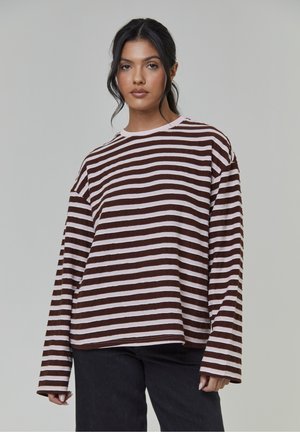 Koszula z długim rękawem w paski w kolorach brązowym i jasnoróżowym, z okrągłym dekoltem i luźnym krojem. Miękka tkanina z szerokimi rękawami i prostym dołem.