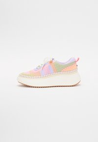 Sneaker con lacci in una palette di colori pastello, con tomaia intrecciata rosa, verde e lavanda. Suola bianca spessa con texture a zigzag.