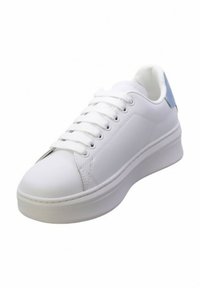 Sneaker bianca con tomaia in sintetico liscio, punta rotonda, chiusura con lacci a sei fori e un accento blu chiaro sul tallone. Suola in gomma solida e spessa.