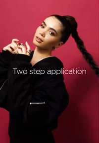 Hoodie noir à fermeture éclair avec de grandes manches, porté par une personne tenant un petit objet, sur un fond rose. Le texte indique "Application en deux étapes."