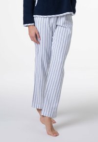Pantaloni del pigiama a righe in azzurro chiaro e bianco; caratterizzati da una vestibilità comoda, design alla caviglia e morbido cotone con righe verticali.