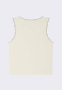 Top sans manches beige clair avec un col rond. Texture lisse et détails de coutures contrastantes claires le long de l'encolure et des emmanchures.