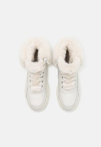 Fehér magas szárú sneakers, műszőrme béléssel, ezüst hardware-rel, fűzőkkel és texturált fehér talppal. Simára előkészített bőr külső.
