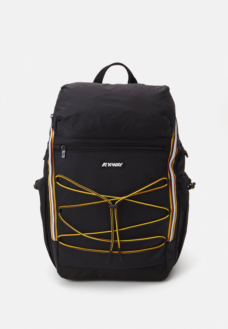 Sac à dos en nylon noir avec un design en cordon élastique jaune, poche zippée à l'avant et bretelles réglables. Présente le logo K-Way sur le panneau avant.